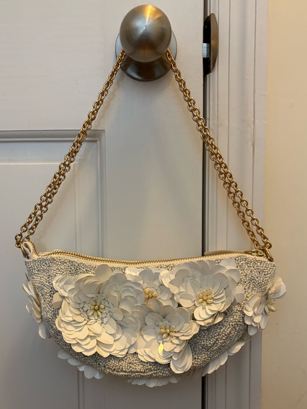 NWOT White Floral Beaded Appliqué Shoulder Bag with Gold Chain - Picture 1 of 9